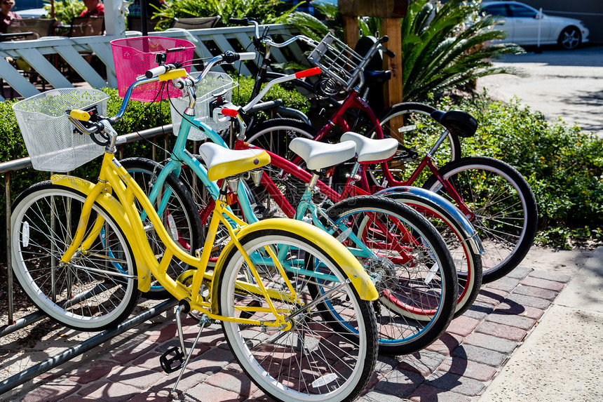 五颜六色的儿童自行车停在人行道上图片