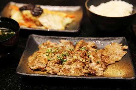 牛肉配蔬菜铁板烧日本料理背景图片