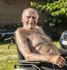 年长者坐在花园的椅子图片