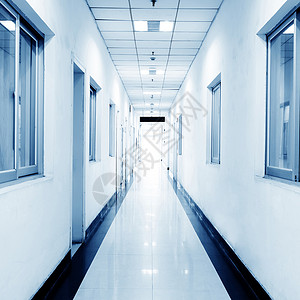医院长走廊的蓝色调图片