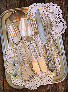 古董餐具勺子叉子托盘上的图片