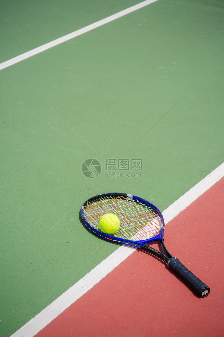 网球场上的网球拍和球图片