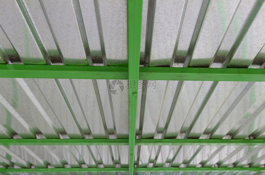 带绿色横梁的镀锌铁屋顶图片