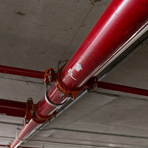 工业建筑红色管道灭用水图片