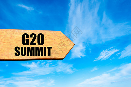 指向目的地G20SUMMIT的木制箭头标志反对清澈的蓝天背景图片