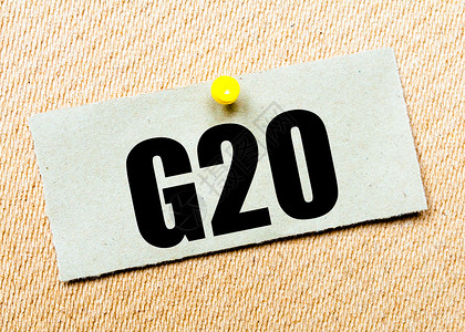 用G20字钉在软木板上的循环纸条图片