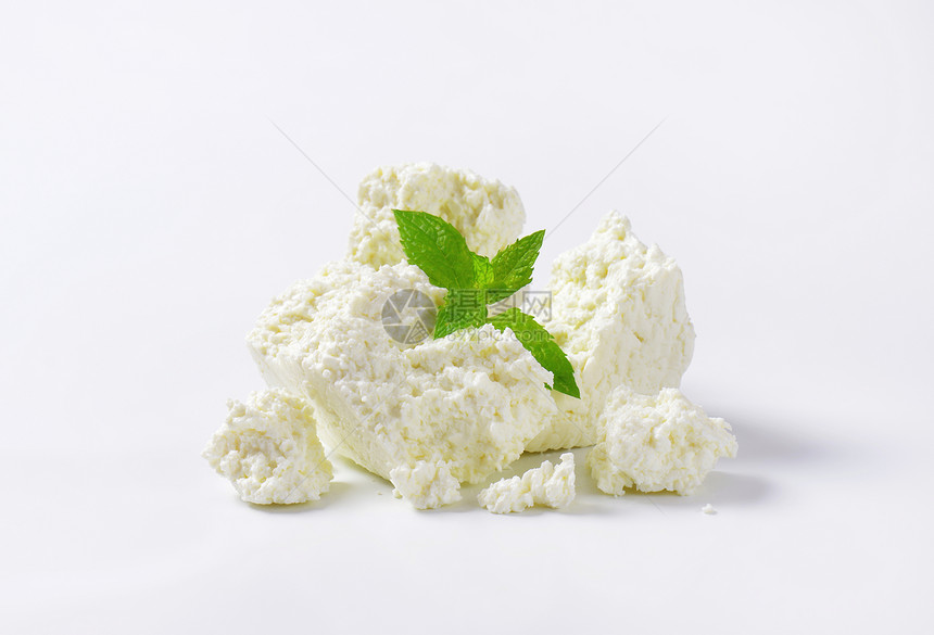 白色背景上的凝乳奶酪片图片