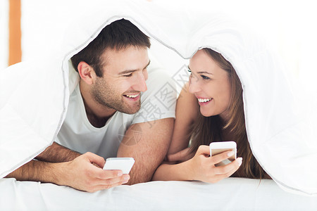 床底下的年轻快乐夫妇使用图片