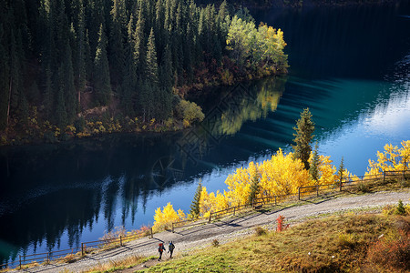 哈萨克斯坦天尚山Kolsay湖图片