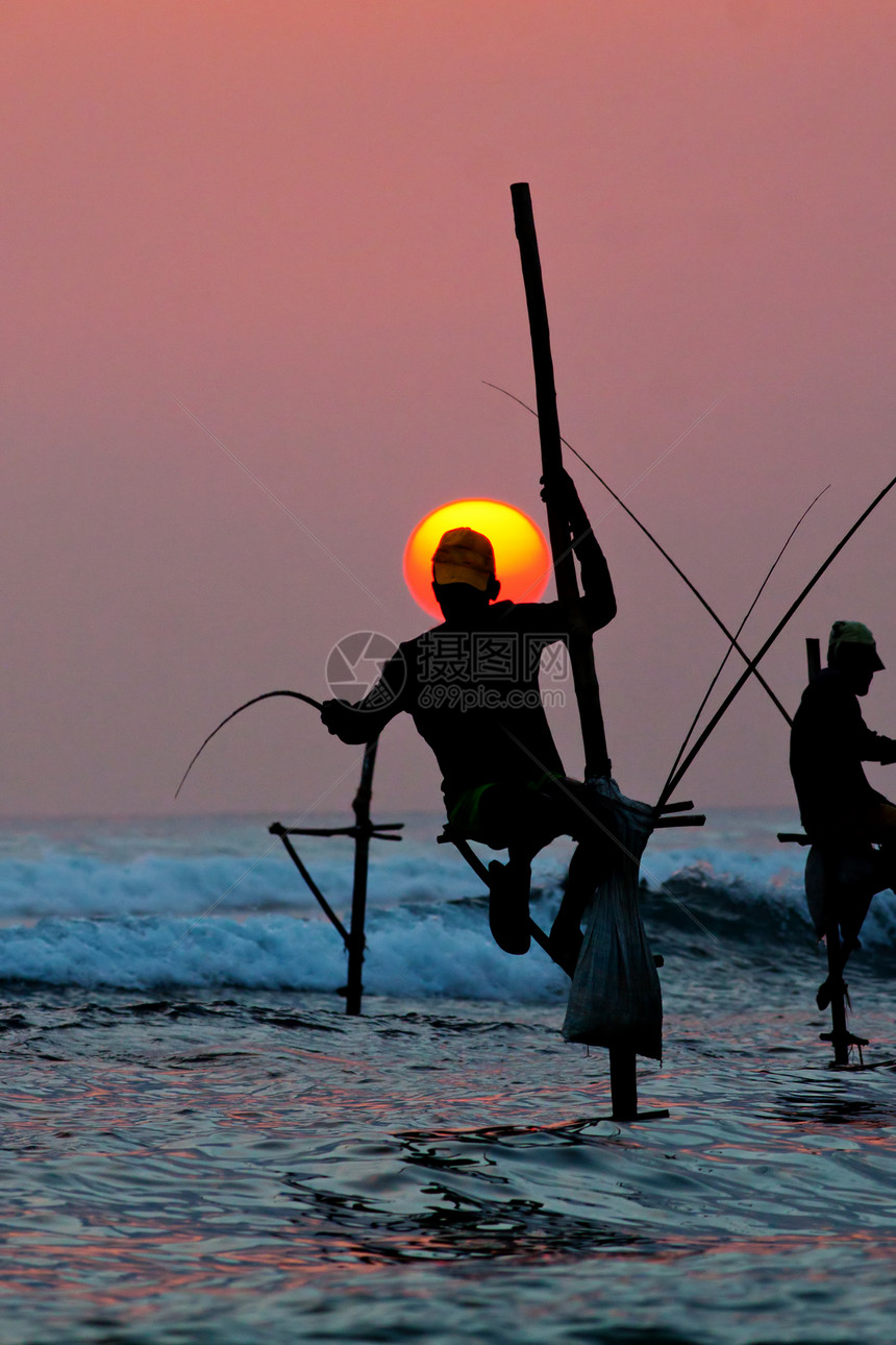 斯里兰卡Galle附近日落时的传统矮渔图片