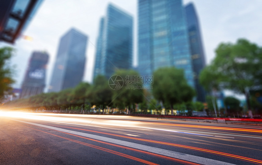 在杭州现代建筑背景的光线足迹上发图片