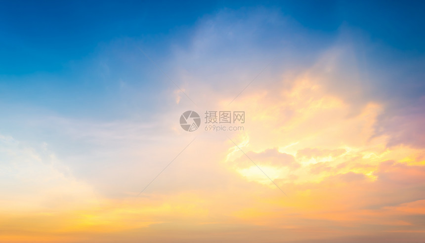 日落时天空上的梦幻柔软云图片