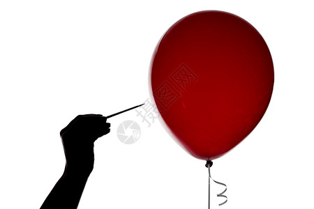 白色背景上带针和红气球的手剪影图片