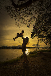 母亲和女儿在河边玩耍把图片
