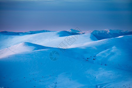 在被雪盖的冬天山的日落图片