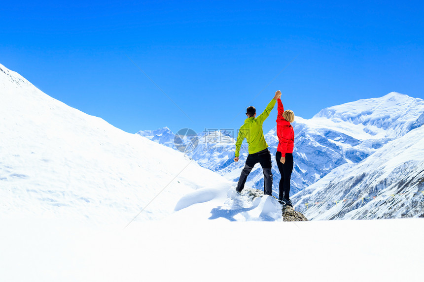 在尼泊尔喜马拉雅山的雪地上启发美丽的风景和健图片