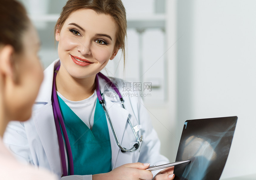 微笑的女医生解释了指向锁骨X光照片的诊断耐心听取建议放射科医师或创图片