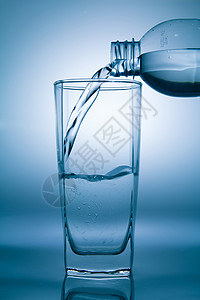 用反射将水倒在玻璃杯上图片