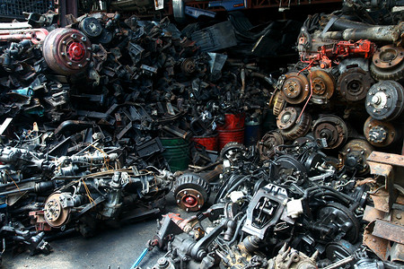 废旧和多余的汽车发动机和其他汽车零件图片
