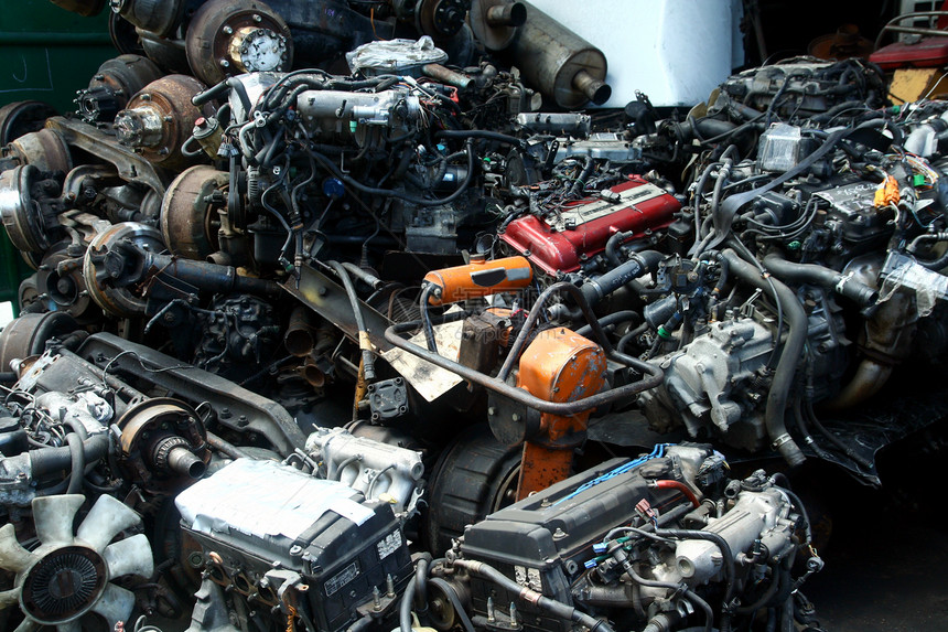 废旧和多余的汽车发动机和其他汽车零件图片