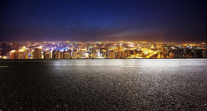 空荡的柏油路和夜晚的现代天际线图片