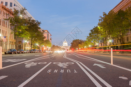 华盛顿特区的街道在夜灯下图片