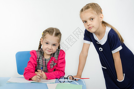 两个女孩扮演学校教师图片