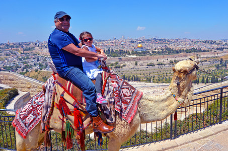 我骑着骆驼对抗以色列耶路撒冷古城的山图片