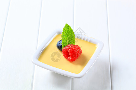 香草奶油蛋糕配水果小碟图片