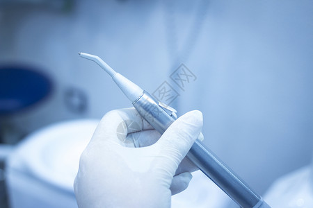 牙科仪器牙医在牙医手术诊所的牙医手中钻牙齿清洁工具图片
