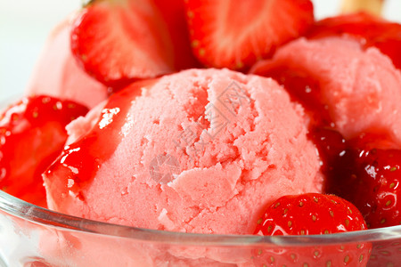 圣代冰淇淋配新鲜草莓图片