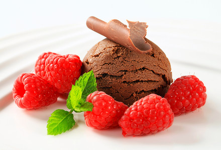 一勺新鲜覆盆子巧克力冰淇淋图片