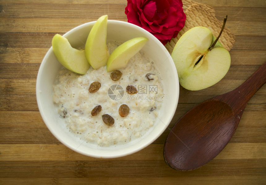 燕麦和水果的健康早餐图片