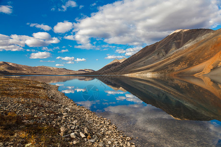 俄罗斯楚科奇极地山湖倒影图片
