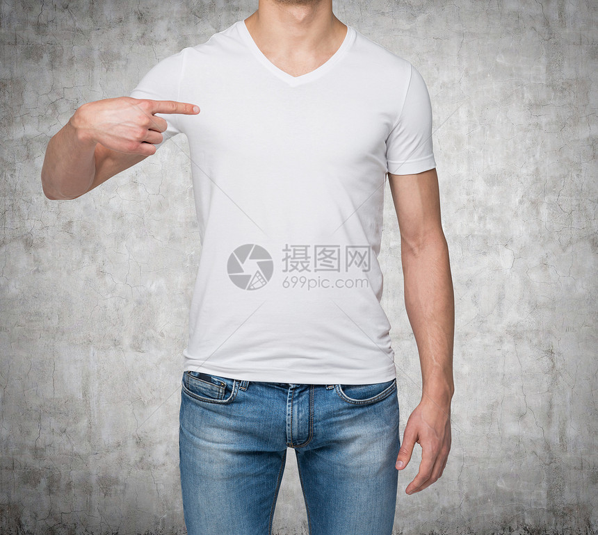 有个男人用空T恤指着一个男人的手图片