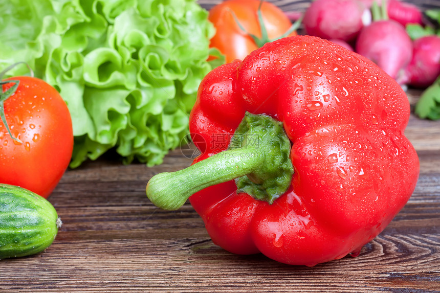 蔬菜背景中的新鲜有机红辣椒粉图片