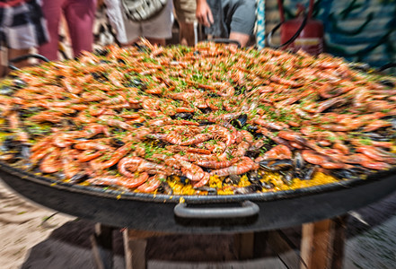 大平底锅里有虾的巨型米饭海鲜饭图片