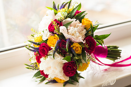 美丽的新娘花束五颜六色的鲜花图片