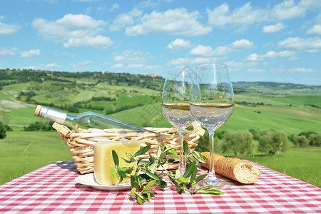 白葡萄酒在桌子上对抗意大利托斯卡纳山地ToscanLand图片