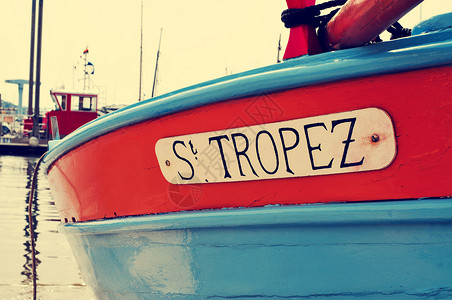 在法国圣特罗佩斯停泊的一艘船舶的船壳关闭时图片
