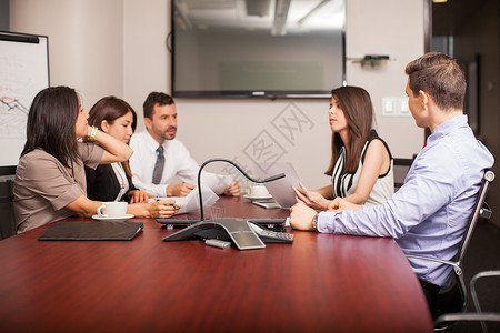 五人小组坐在会议室里正在进行重要的讨论图片
