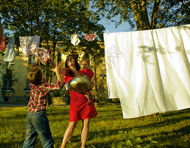 快乐的家庭在外面洗衣服孩子们帮忙夏图片