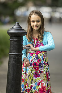 小可爱女孩在老镇的街道上用水图片