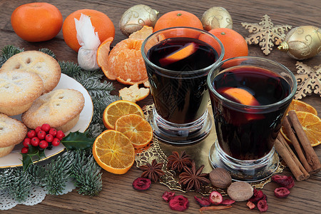 圣诞美酒薄荷派香料水果小面包和橡树本图片