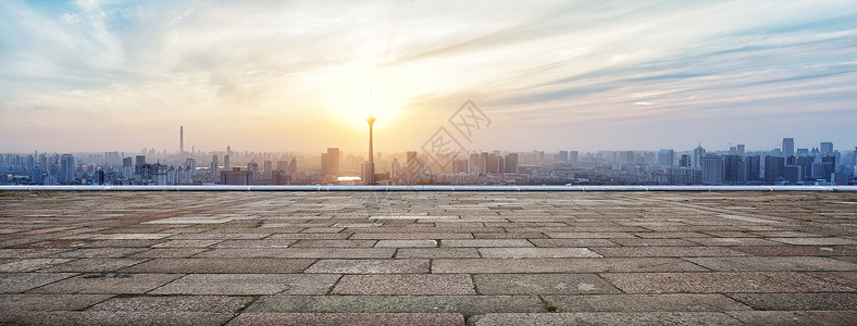 全景天际线和空砖广场的建筑物图片