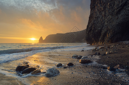 海岸上有岩石的海景美丽的日图片