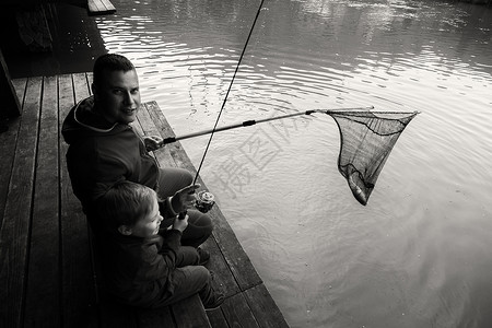 父亲和儿子在钓鱼家庭节日图片
