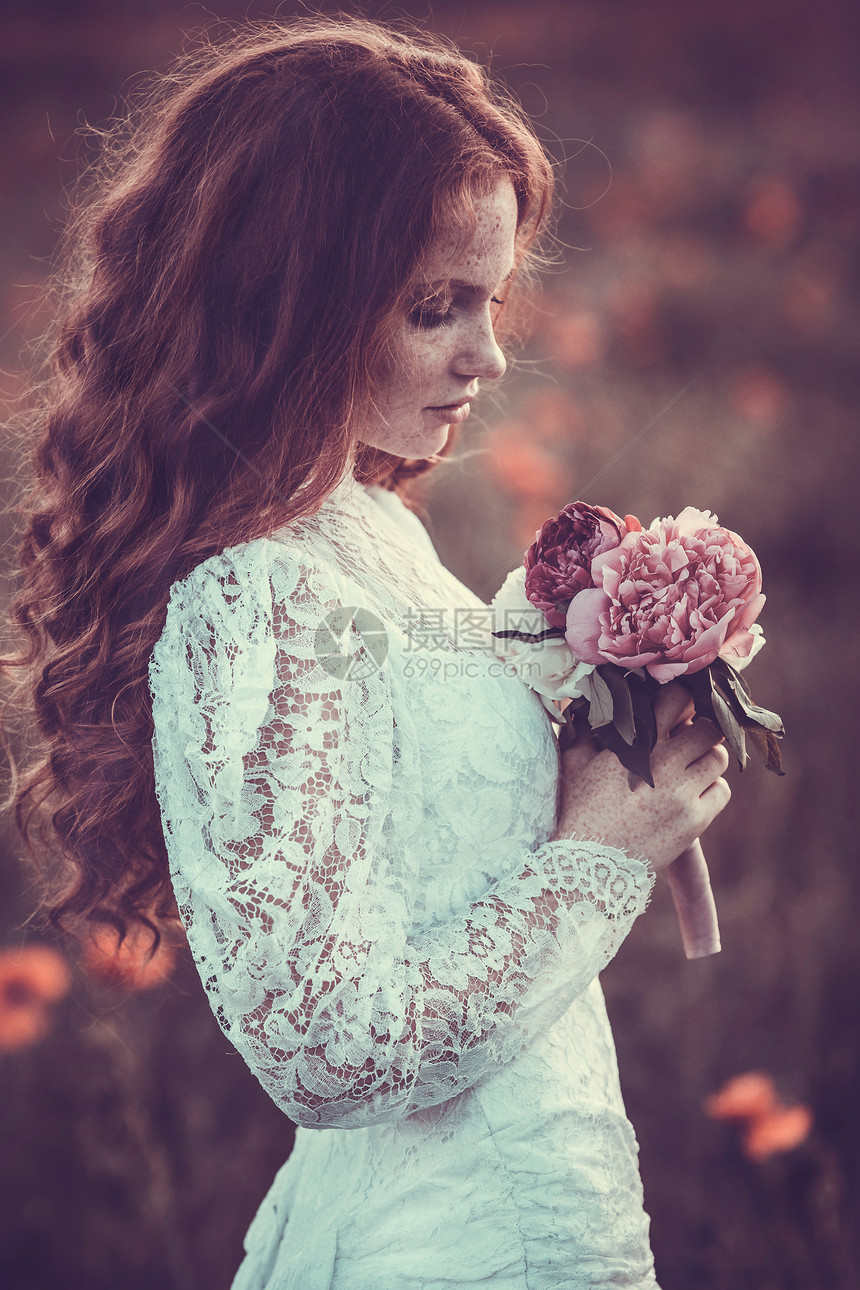 春时年轻女子的肖像杏仁花朵穿白衣服的图片