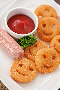 香肠配微笑土豆和番茄酱图片