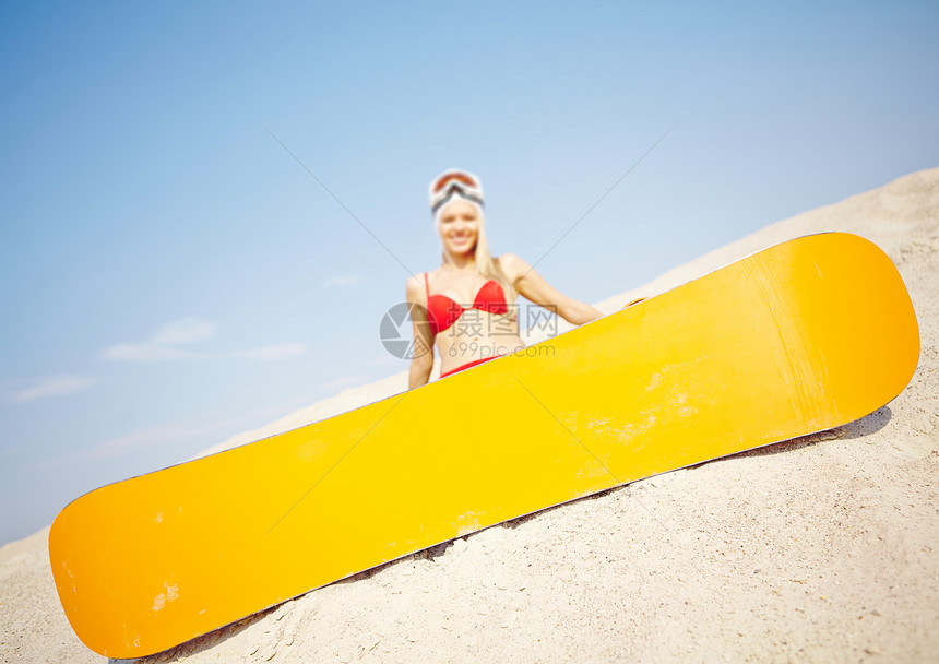 黄雪板在沙滩上快乐的图片